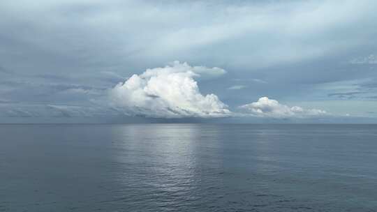 东南亚泰国普吉岛海天一色的安达曼海风景