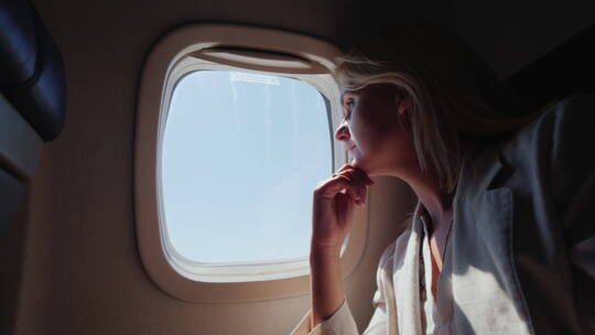 女人在飞机上看着窗外