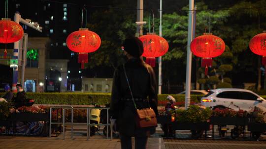 4k春节夜晚跟拍走向灯笼的女人