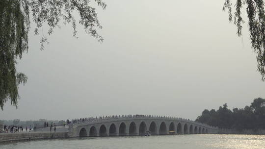 颐和园十七孔桥上来往的游客