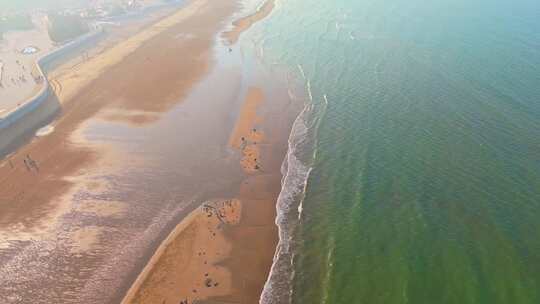 航拍大气磅礴海边海浪拍打沙滩自然风光