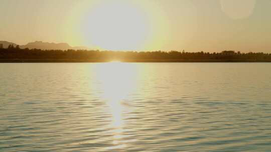 石头落入水中溅起水花儿