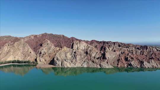 碧水蓝天映衬下的多彩山景