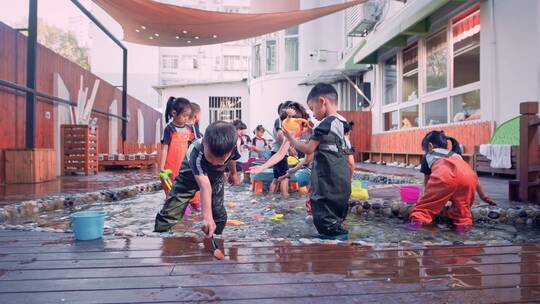 幼儿园的老师和孩子们玩耍学习