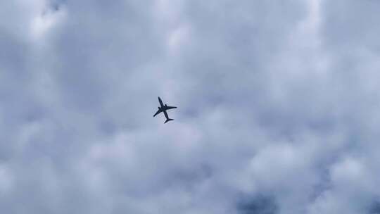 飞机在乌云下飞翔 5174视频素材模板下载