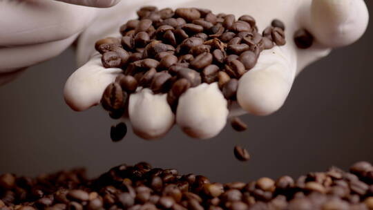 手拿咖啡豆视频素材模板下载