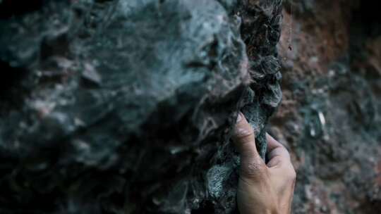 攀岩登山者手部攀爬岩石特写_4K