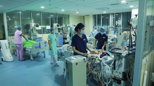 实拍忙碌的ICU医生护士空镜合集视频素材模板下载
