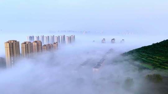 抖音：航拍枣庄新城体育场云雾缭绕的山峦