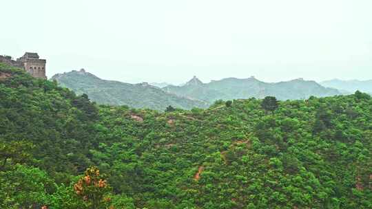 夏季金山岭长城早晨阴雨雾气风光