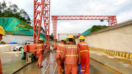 高速公路工地工人下班背影慢动作