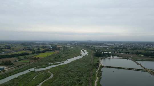 四川盆地九月河道田野平原样貌