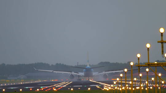 飞机在阿姆斯特丹机场着陆