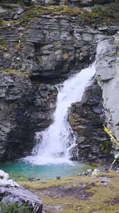 山川岩石里的瀑布