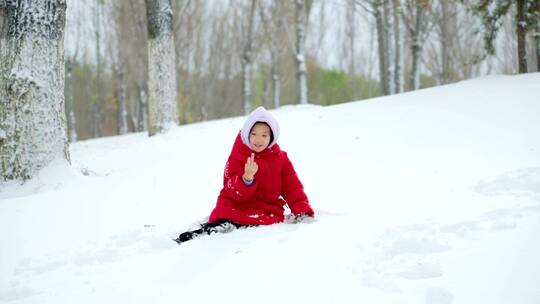 冬天在公园树林里玩雪的中国女孩形象