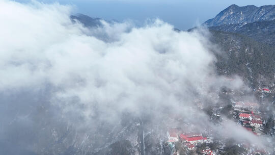 航拍冬天江西旅游庐山山顶牯岭镇云海全景