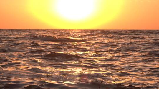 夕阳下的大海海面波浪连连