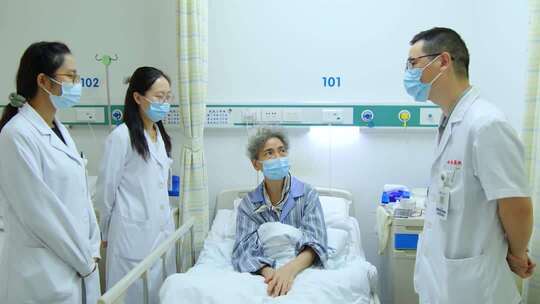医生病房内与患者交流场景