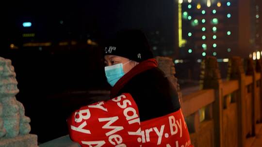 城市都市女性工作压力大，夜景迷茫孤独素材视频素材模板下载