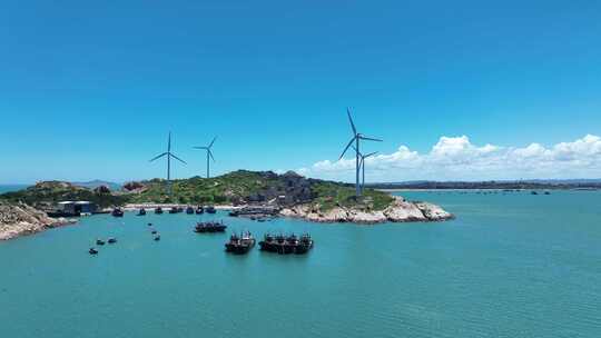 大海边风景航拍海岸线风光大海渔船风车蓝天