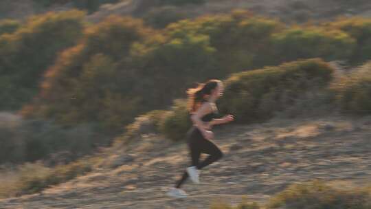 女孩慢跑上山视频素材模板下载