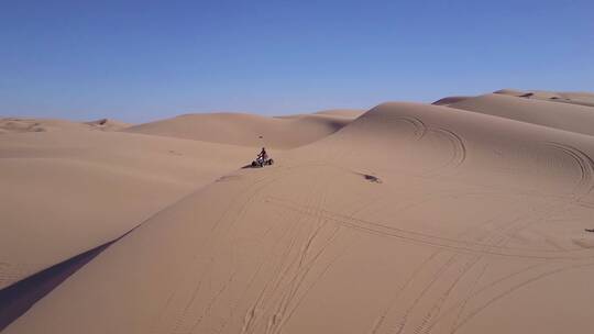 航拍在沙漠中行驶的摩托车视频素材模板下载