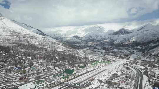 雪山山谷中城镇和梯田的鸟瞰图