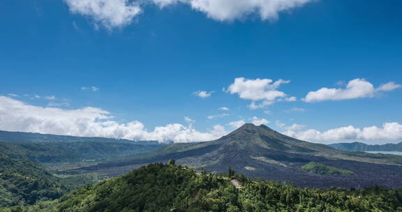 巴厘岛阿贡火山在蓝天白云下的延时