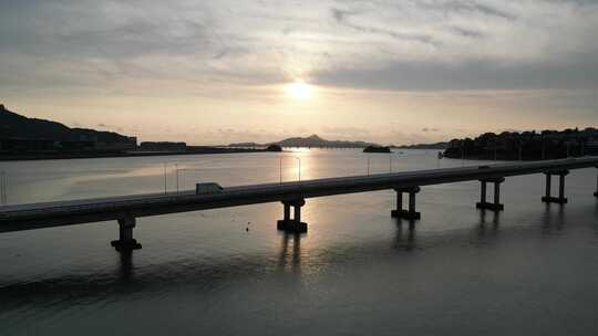 夕阳下跨海大桥全景