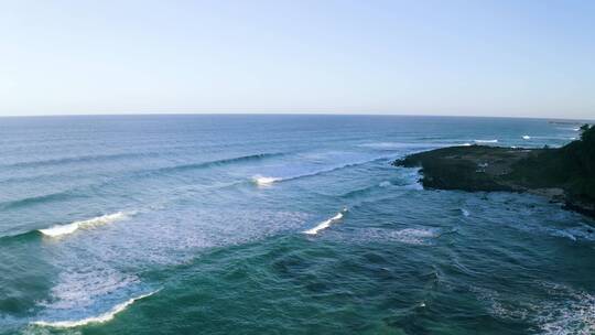航拍澳大利亚新南威尔士州海滩的海浪