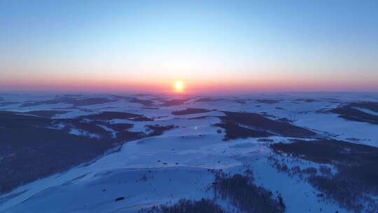 极寒的低山丘陵雪原灿烂夕阳