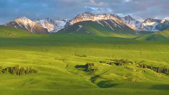 新疆百里画廊草原雪山