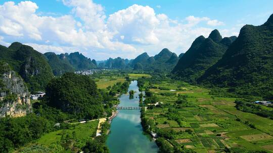 航拍广西桂林山水阳朔遇龙河田园风景