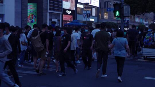 上海南京路步行街人流夜景