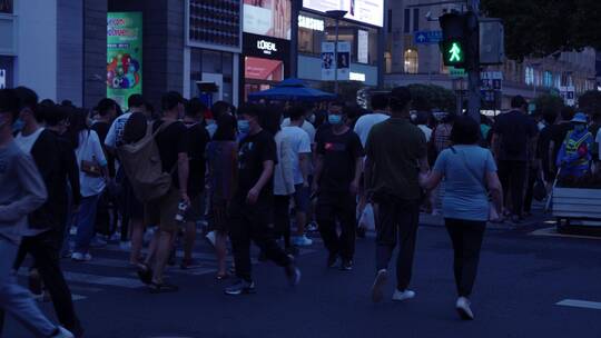 上海南京路步行街人流夜景视频素材模板下载