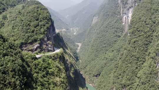 航拍大峡谷河流游客划船