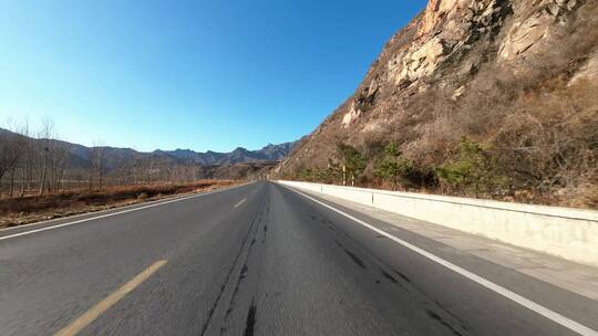 行车视角道路两侧绿化风景开车第一视角开车