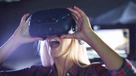 女孩在体验虚拟现实眼镜视频素材模板下载