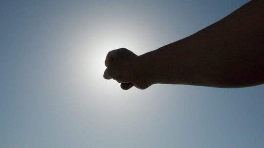 手触摸太阳祈求希望加油打气明天更好