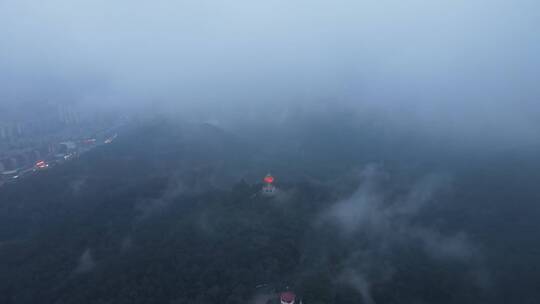 云雾缭绕的东莞黄旗山