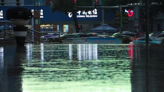 雨中的城市道路