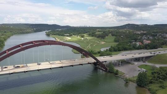 航拍河边高尔夫球场的无人机镜头