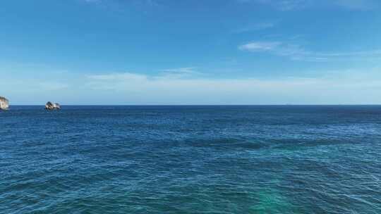 夏季蓝天白云映衬下的印尼巴厘岛绿松石大海
