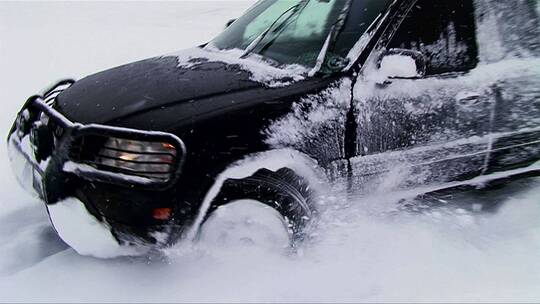 一辆车在积雪中玩漂移