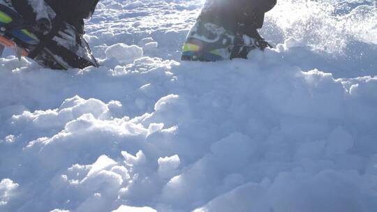 攀登雪山脚踩雪地特写