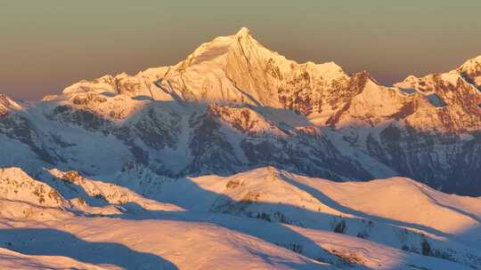 航拍梅里雪山