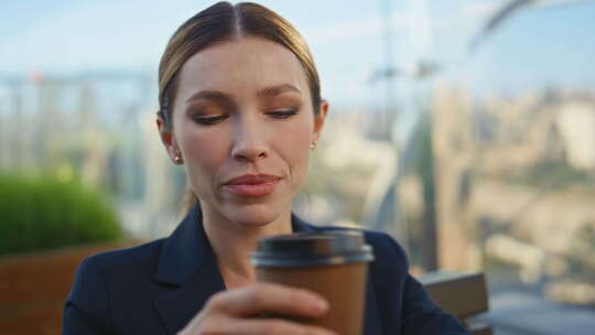 满意的女人在早间露台上喝咖啡特写快乐经理