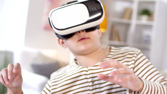 男孩在室内体验虚拟现实