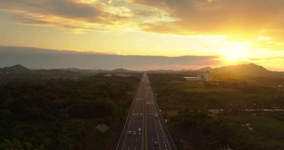 4K夕阳下通向远方的道路