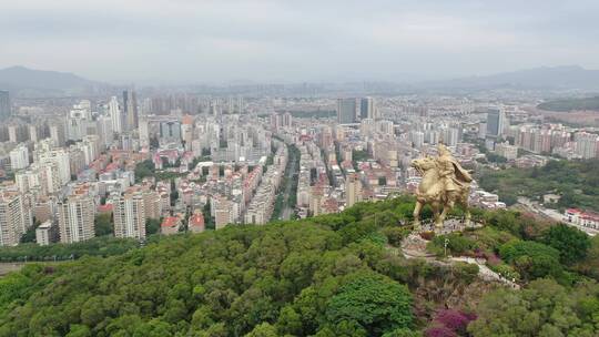 泉州郑成功雕像航拍丰泽区大坪山看市区阴天